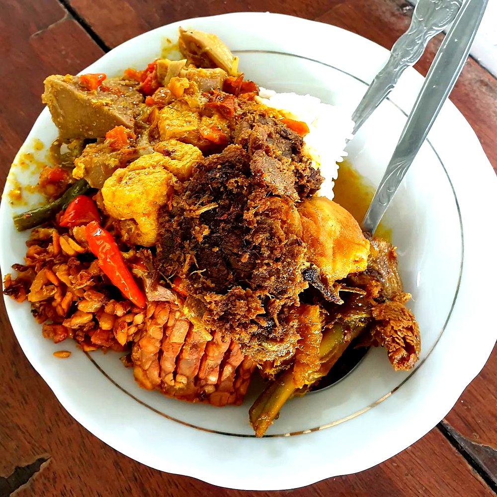 Nasi Surabaya Warung Cilacap: Kenikmatan yang Menggoda Lidah